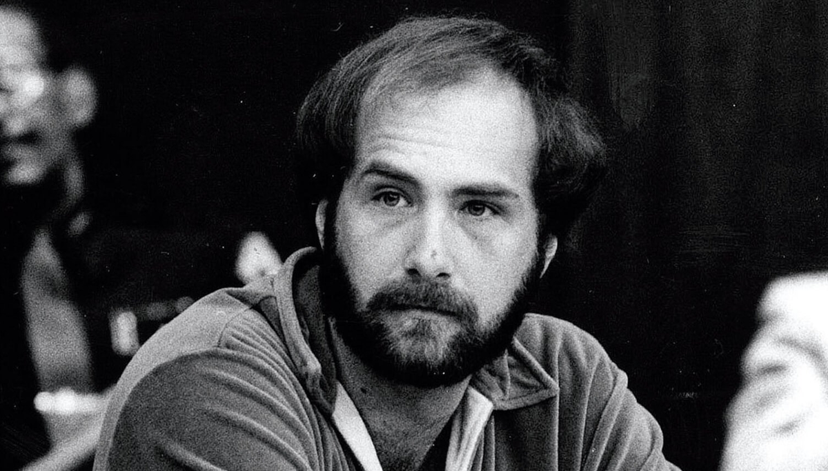 история, описанная в книге произошла в конце 70-х годов XX векаавтор книги, Дэниел Киз