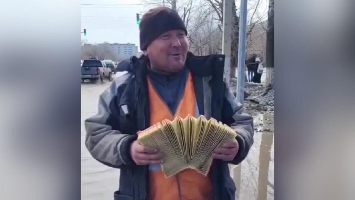    Коммунальщик с "гармошкой" в Актобе:instagram.com/gorod_aktobe