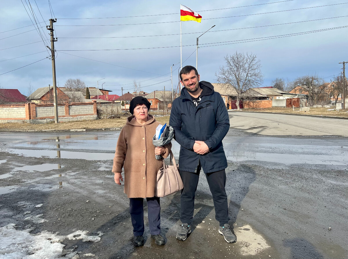 Наконец подвернулась возможность сфотографироваться с флагом, а шапку фирменную свою  забыл