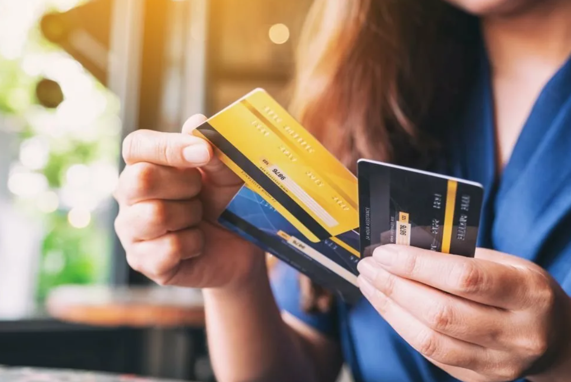 Можно ли хранить деньги на кредитной карте и какие тут есть нюансы?