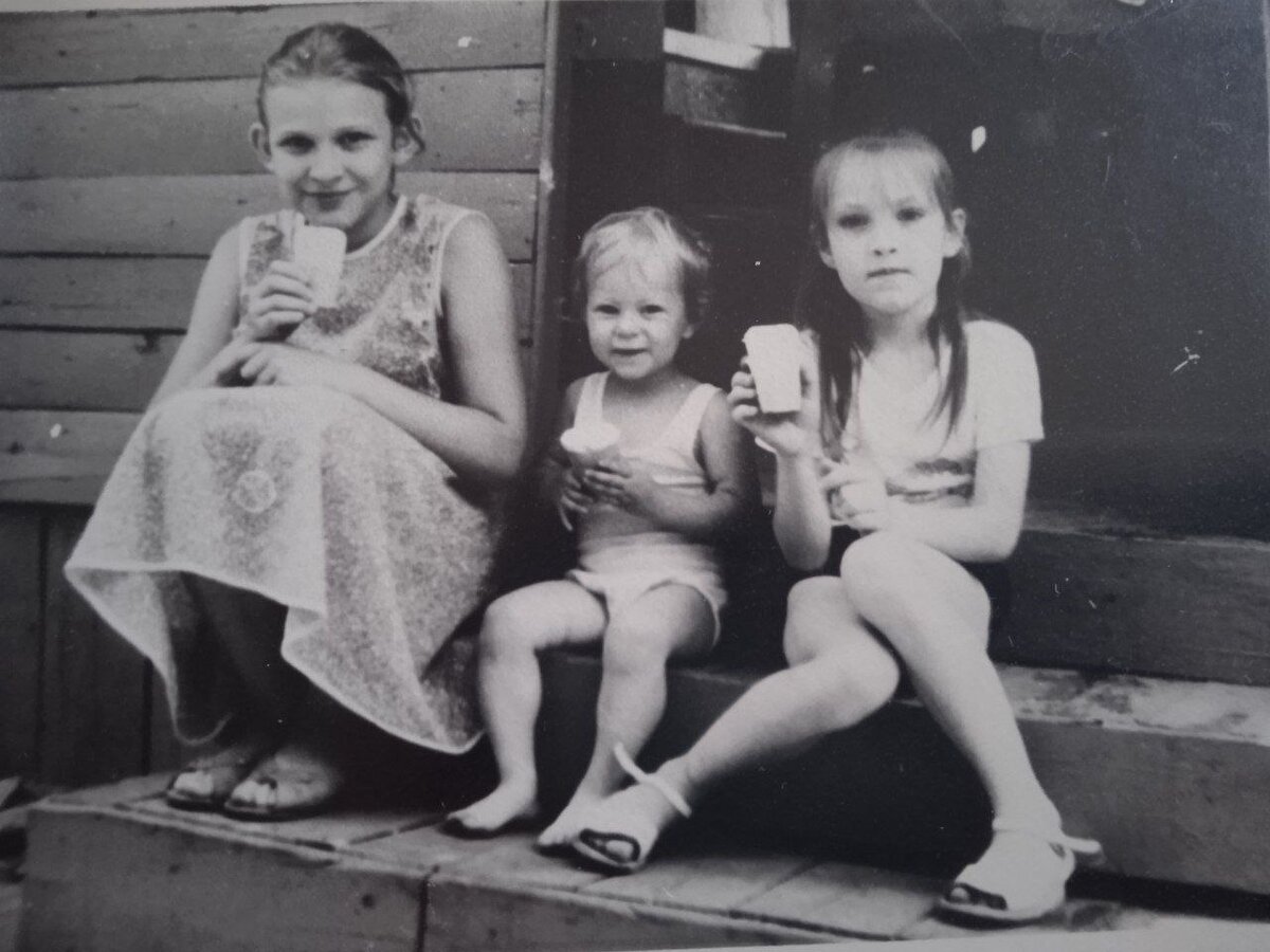 Моя сводная сестра Валя , я и сестра Настя родная по папе. 