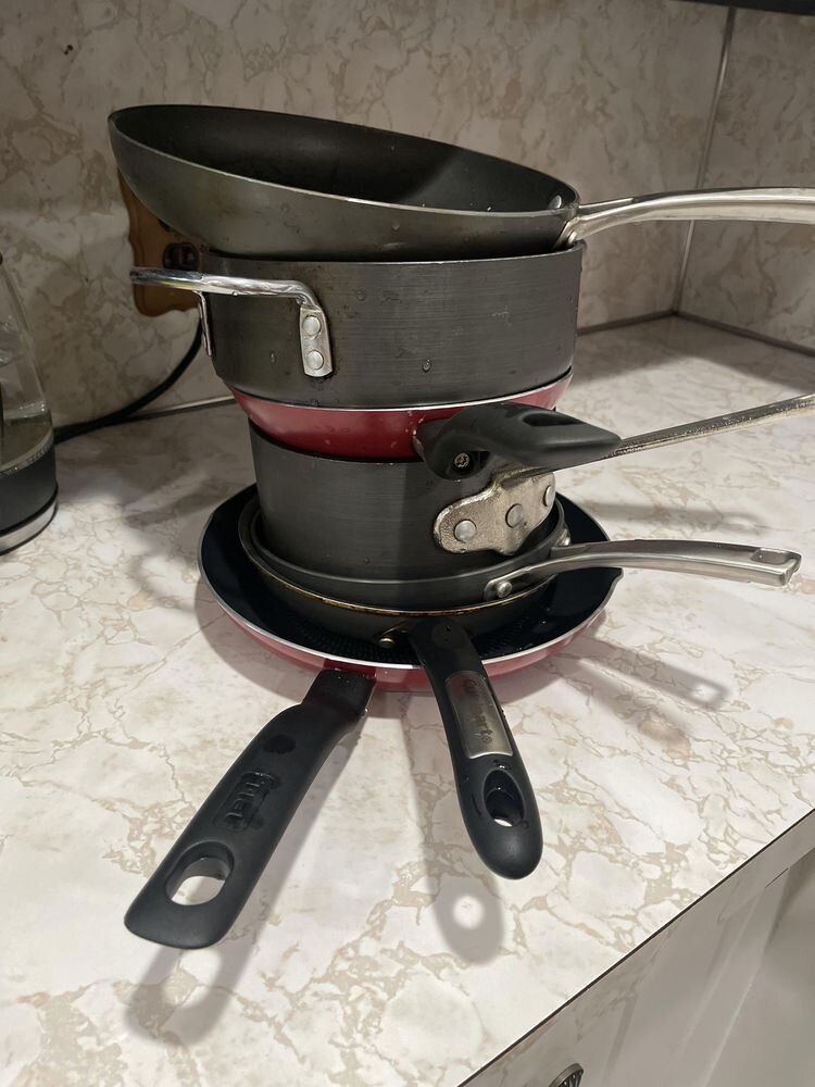 Источник: https://www.reddit.com/r/mildlyinfuriating/comments/11qe37i/my_roommate_made_eggs_in_all_these_pans_instead
