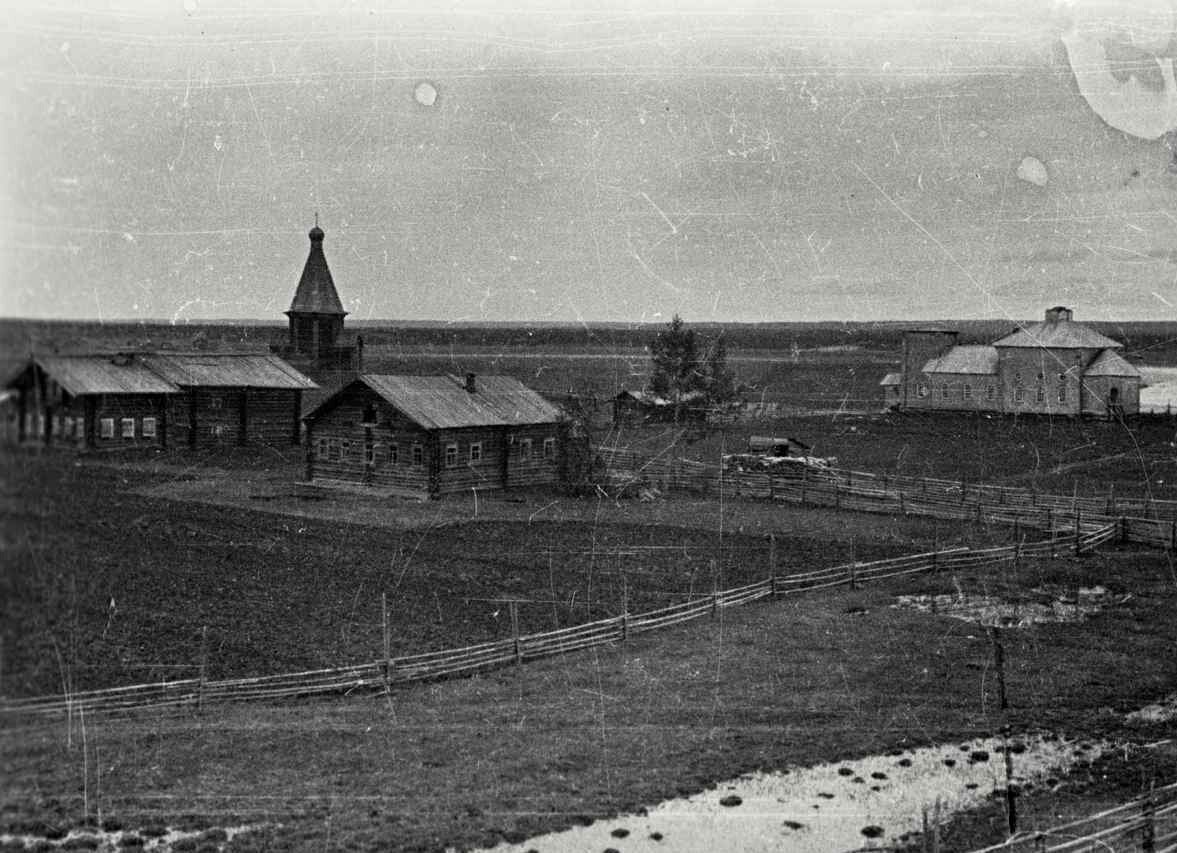 Фотография Пришвина М.М.1935 года. На заднем плане - Ильинский шатровый храм, справа - теплая церковь Афанасия и Кирилла Александрийских. На переднем плане - церковно-приходская школа. 