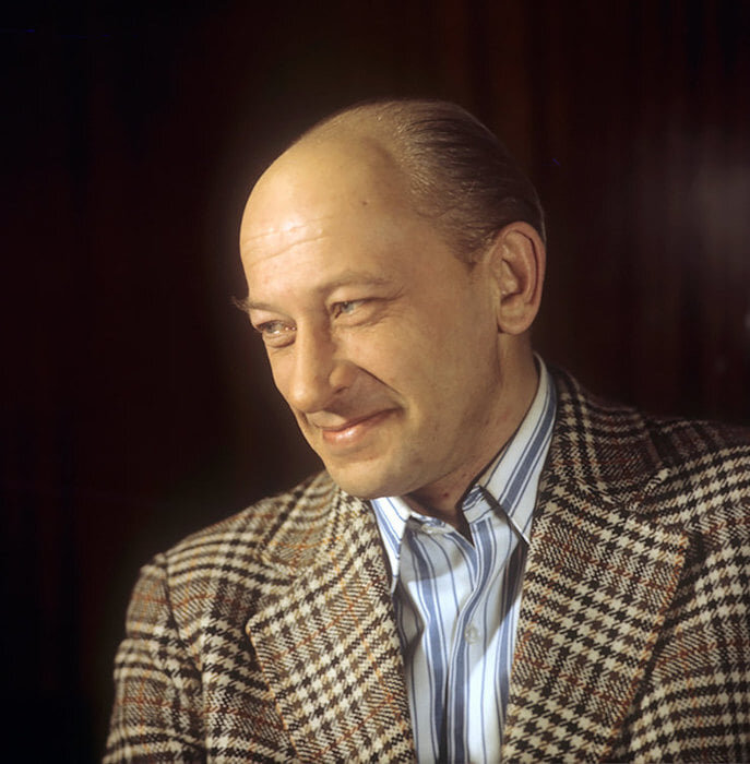 Актёр Евгений Евстигнеев. Ходила старая хохма: "Лучший комик из евреев - это Женя Евстигнеев". На самом деле, он родился в городе Горьком, в простой пролетарской семье, и никакого отношения к еврейству не имел.