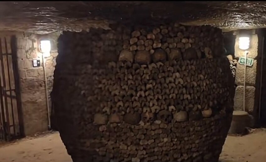 В 18 веке кладбища были перелненны, власти того времени решили вывозить останки на окраину города, а именно в катакомбы.Сегодня каждые пол года в целях реставрации,останки переносят с места на место и складывают даже в инсталяции.На фото выше это одна из них.Говорят,что - это место посещали такие известности как Наполеон, Бисмарк и многие худодники.