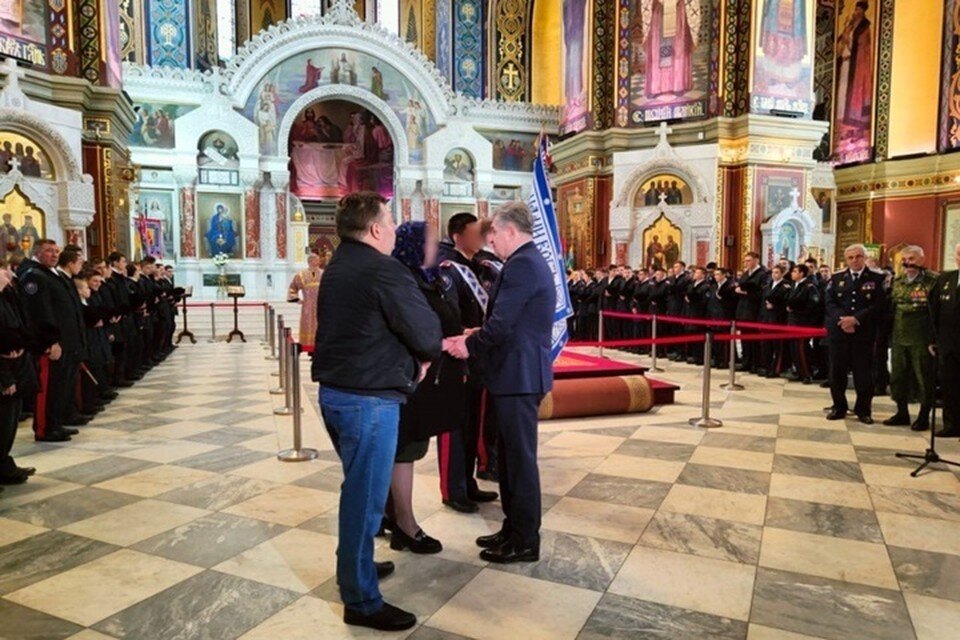     Награду передали родителям погибшего бойца. Фото: департамент по делам казачества Ростовской области.