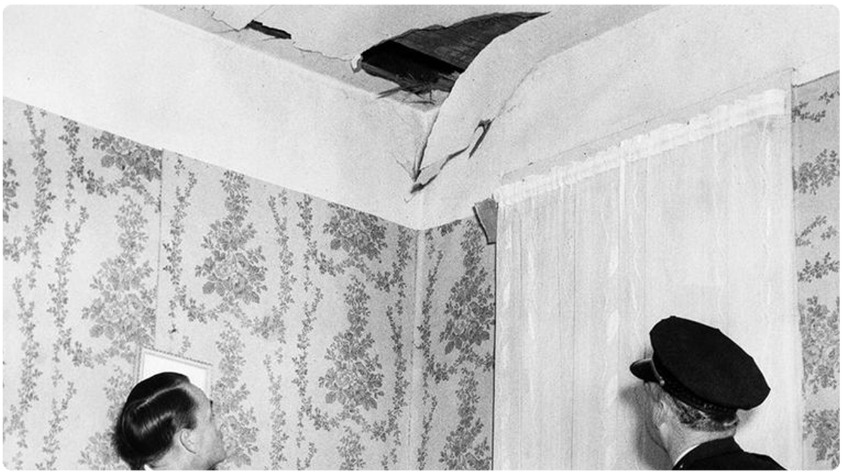 Пробитая крыша от упавшего метеорита. 