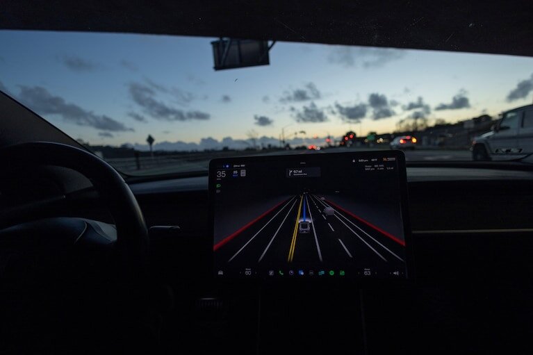 Автомобиль Tesla Model 3 использует программу автопилота при движении по городской дороге в Калифорнии в прошлом месяце. (Mike Blake/Reuters)