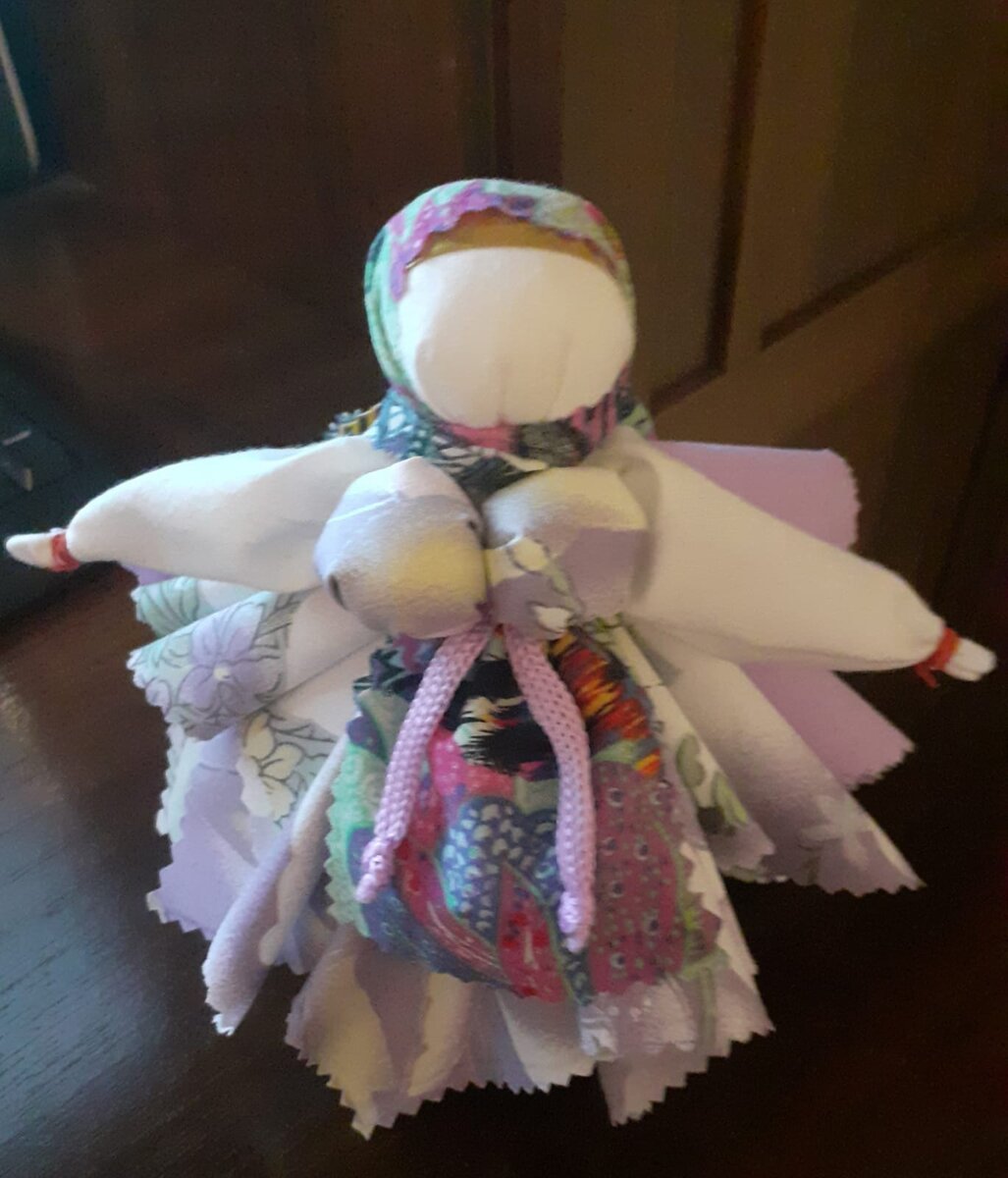 Кукла-оберег Капустка. Пышная юбка состоит из 5 клиньев, которые размещены по остову куклы, как капустные листья. Возможно, по этому у мотанки такое интересное название. Девушка создает образ куклы по своему характеру: яркий, броский или нежный, романтичный, как на этом фото
