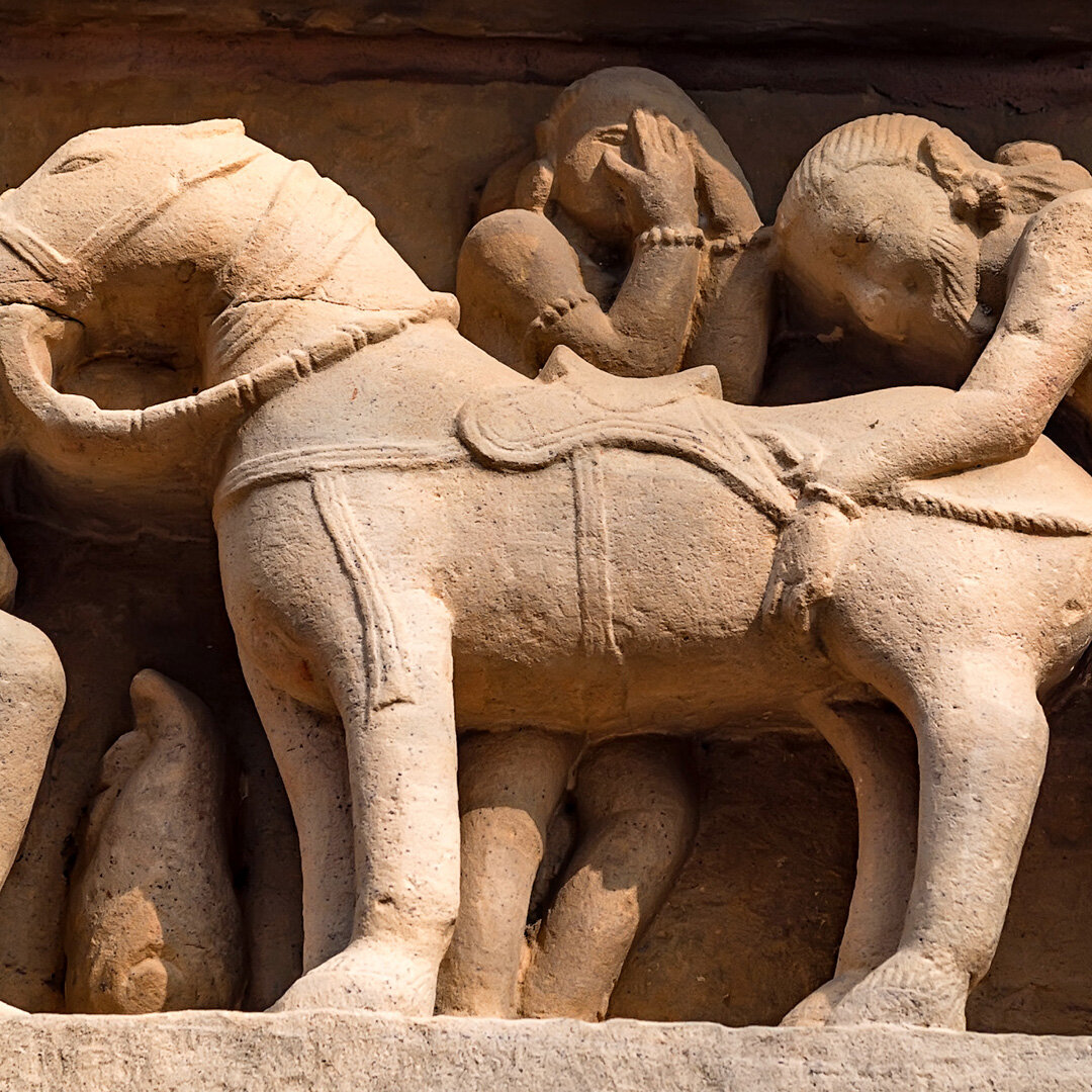 Что скрыто ВНУТРИ древних храмов Кхаджурахо? Сделал несколько фотографий.