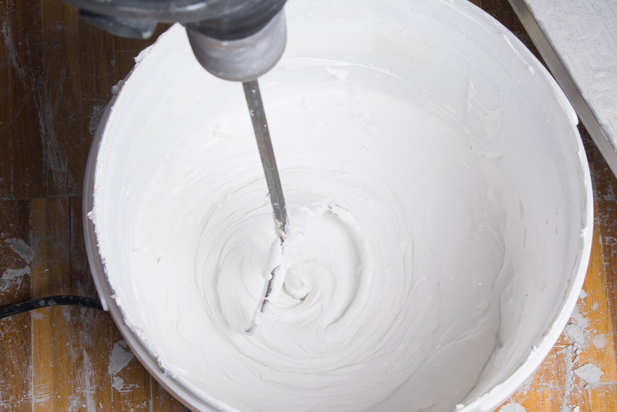 Как самостоятельно побелить потолок | Петрович: всё о стройке и ремонте ...