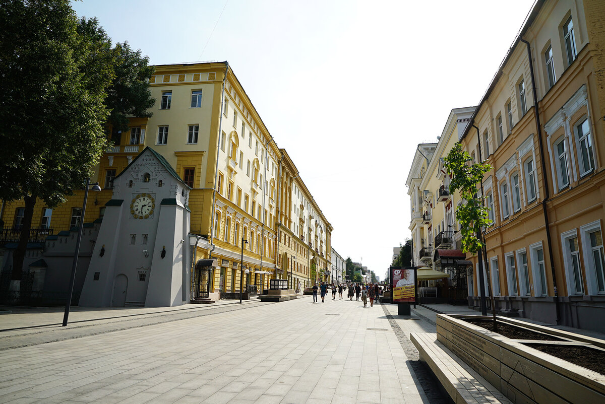 Улица Большая Покровская. Слева — часы комплекса Государственного банка
