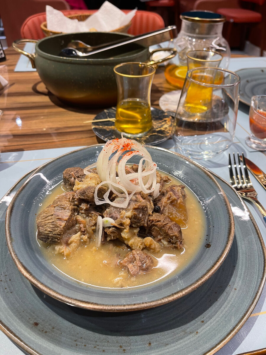 Второе блюдо - это тушенка,это маринованное говяжье мясо(качалка),которое очень долго варят в собственном соку,да именно это в Узбекистане называется тушеннкой,а не то что продается в консервах.😅