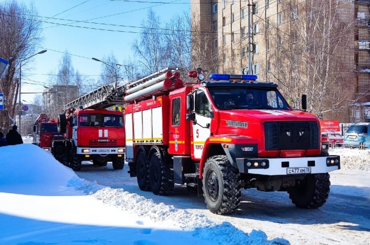    Пожарные спасли 5 человек из загоревшегося дома на Лебедева в Томске