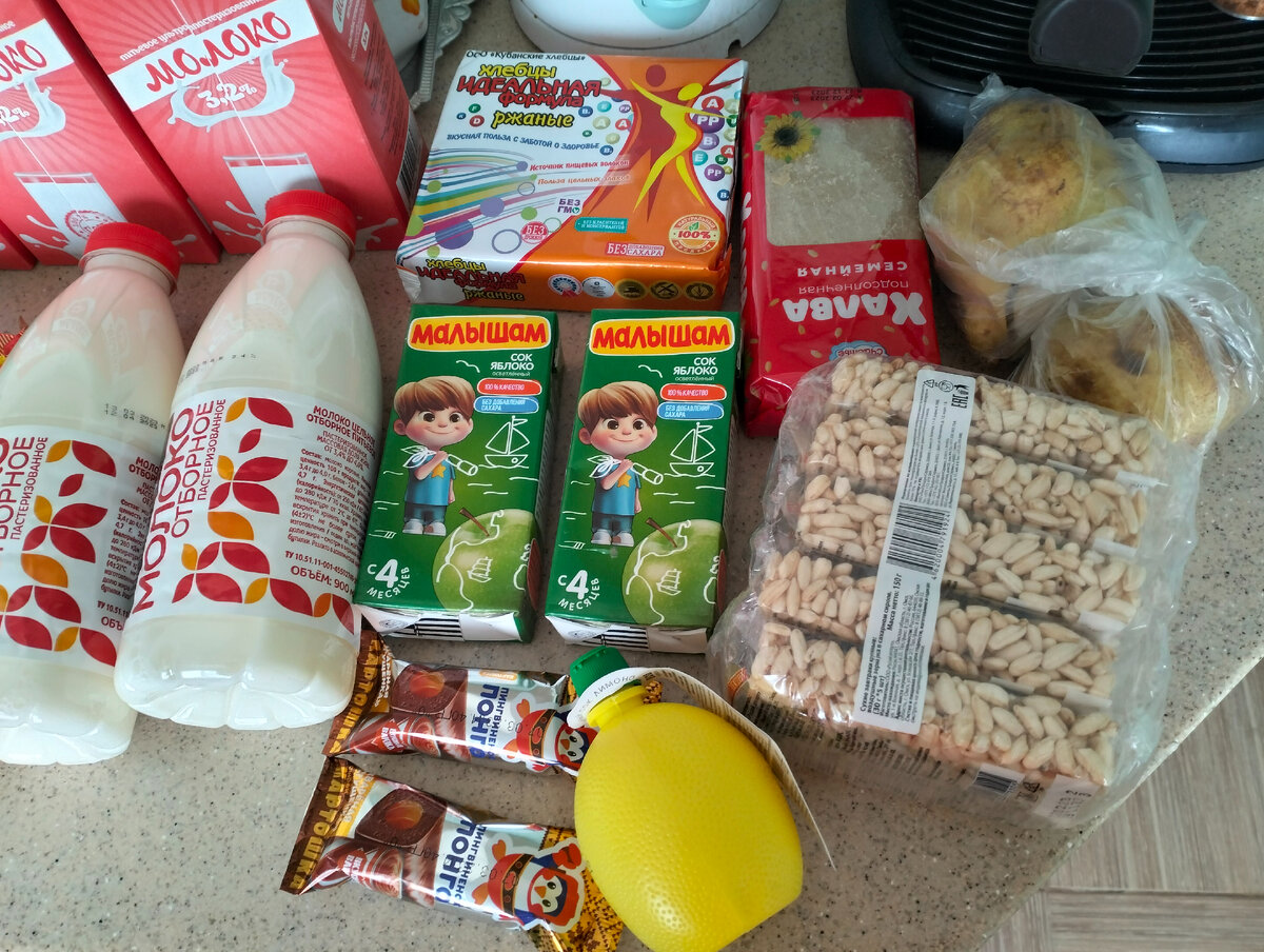 Молоко, хлебцы, сок, сырки творожные, халва, воздушный рис, лимонный сок, груши