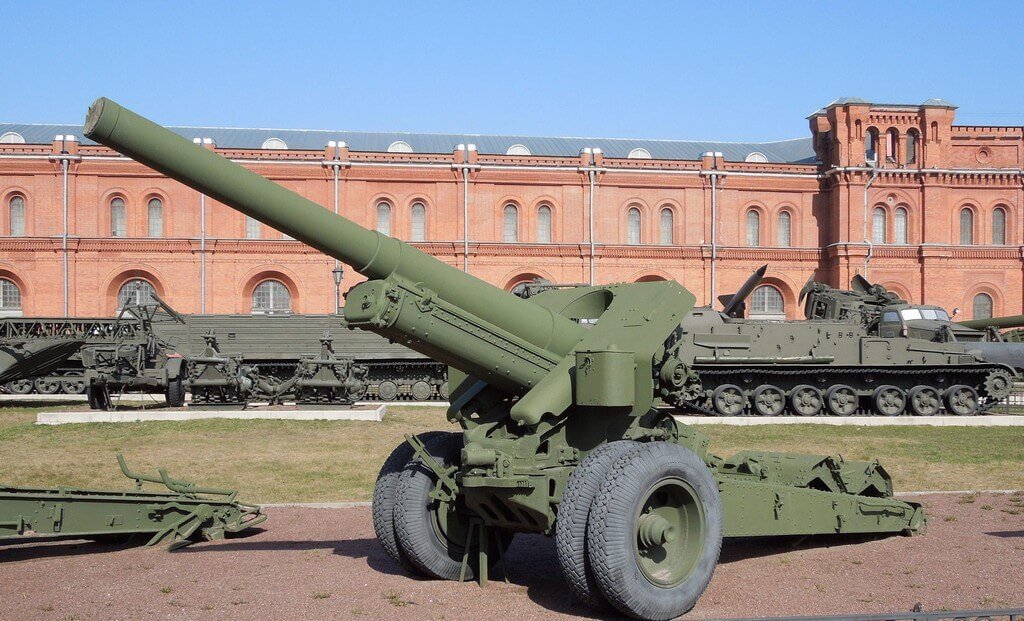 152-мм гаубица обр. 1938 г. (М-10) в экспозиции Военно-исторического музея артиллерии, инженерных войск и войск связи (ВИМАИВиВС), г. Санкт-Петербург. Изначально официальным названием орудия было «152-мм дивизионная гаубица обр. 1938 г.», однако после исключения из штата дивизионной артиллерии 152-мм гаубиц соответствующее прилагательное было из названия исключено. Заводской шифр проекта в скобках, наоборот, добавили в фигурирующее в служебной литературе наименование системы, поскольку на фронт отправились воевать её прототипы c заводскими клеймами «М10» вместо штатных армейских «152-38»