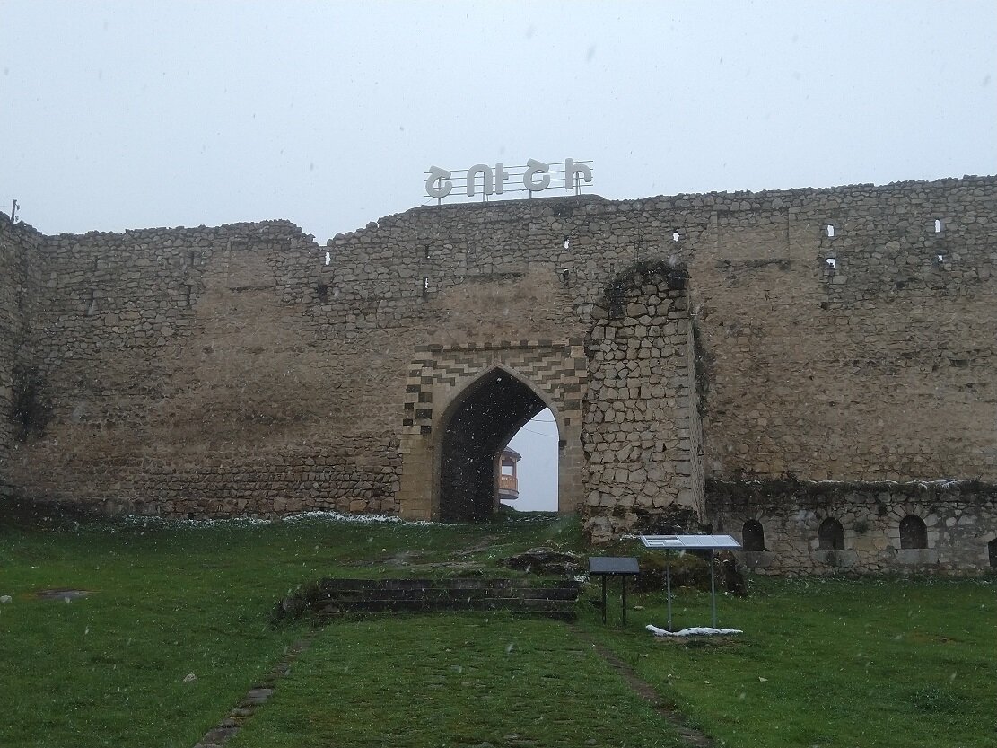 Крепостная стена армянского города Шуши - Фото из открытых источников сети Интернета