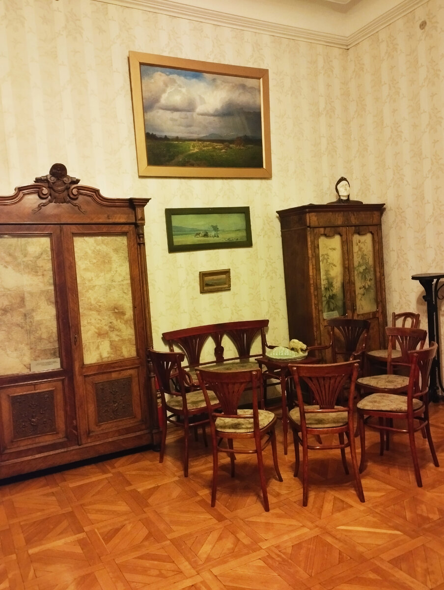 Гостиная Туманянов. Красивые шкафы, картины, стол со стульями. 