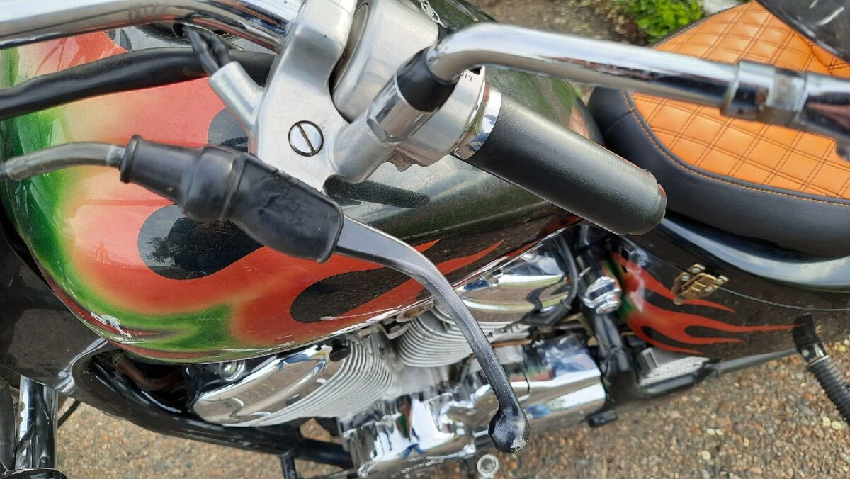      Рычаг сцепления на руле. Выжимая его, можно переключать педаль скоростей