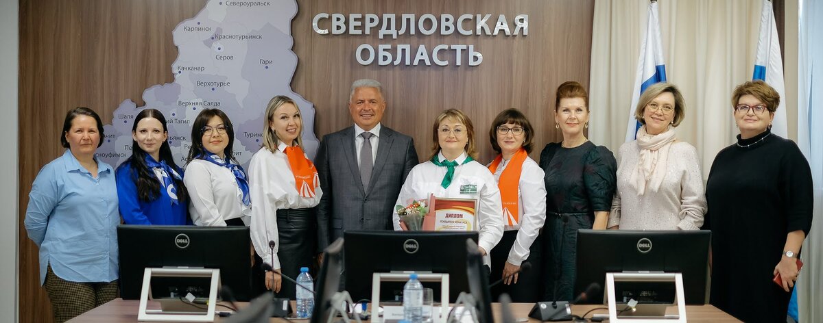Тфомс свердловской. Страховой представитель ОМС. Директор ТФОМС Свердловской области. Страховой представитель ОМС картинка. Стойка страхового представителя