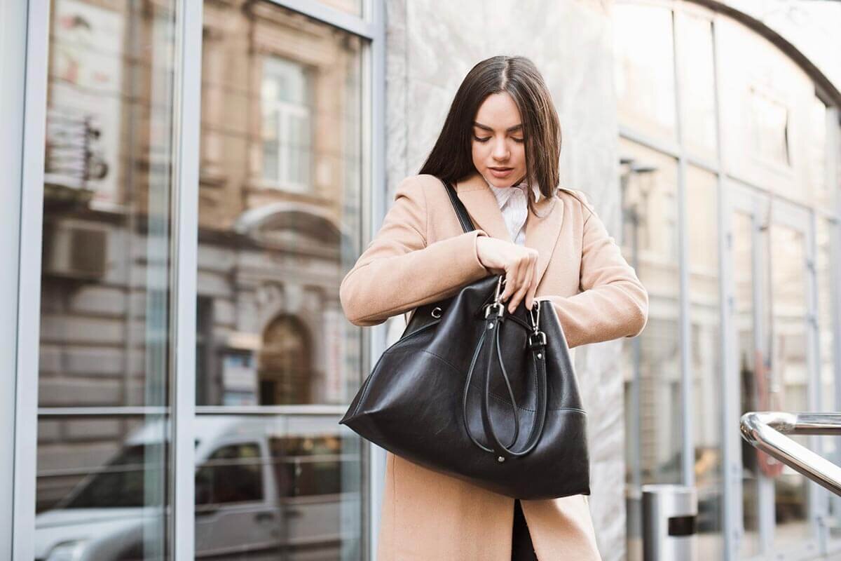 She had in her bag. Женщина с сумочкой. Девушка с большой сумкой в руках. Дама с сумкой. Красивые сумки для девушек.