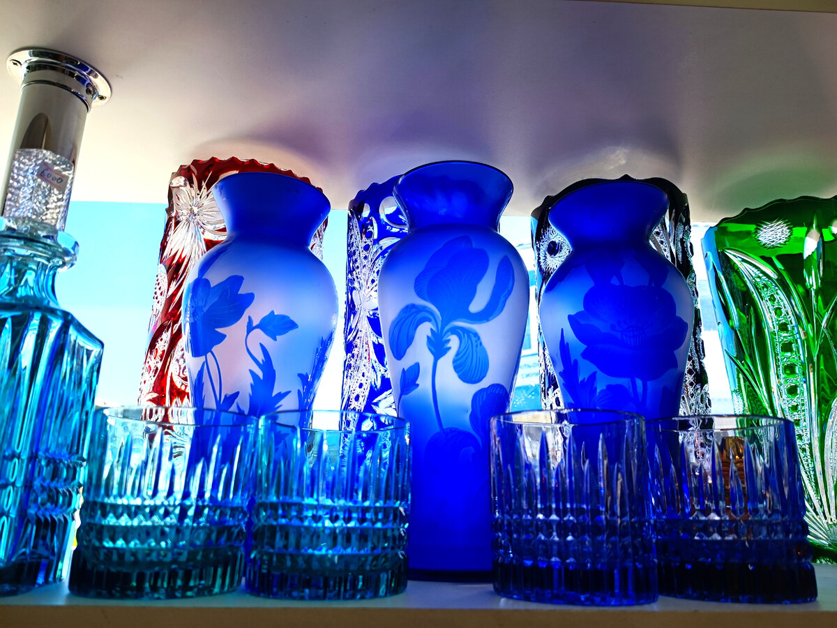 Вазы из многослойного стекла в стиле "Галле", такие делали в СССР