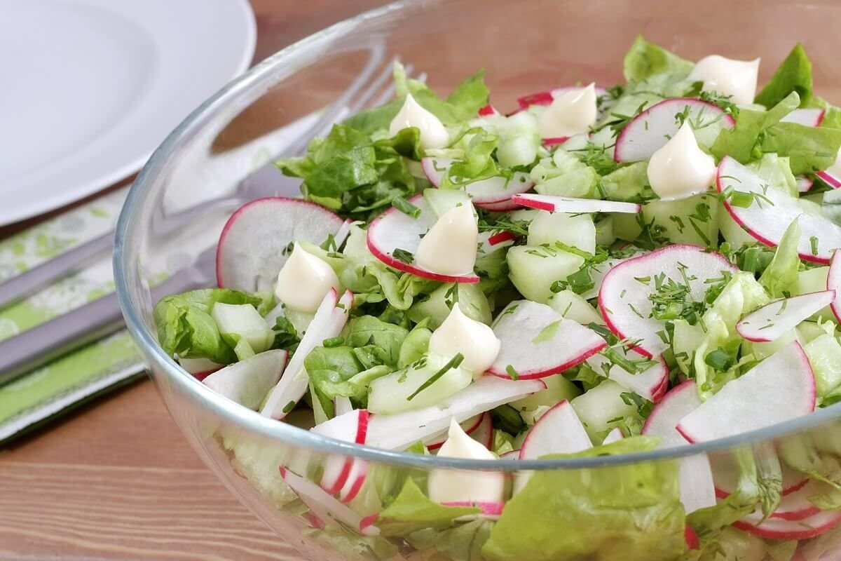 Редис огурец сметана. Салат весенний. Овощной салат. Салат с редиской. Салат с редиской и зеленью.
