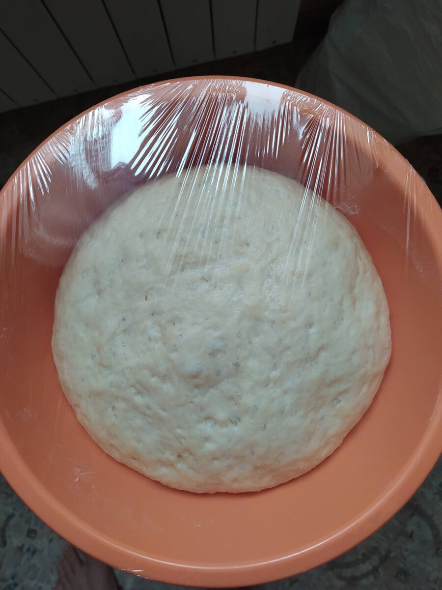 Просеиваем муку, добавляем соль, сахар и сухие дрожжи. Перемешиваем все сухие ингредиенты. Потихоньку вливаем воду и подсолнечное масло (оливковое). Замешиваем тесто минут 10-15. Накрываем плёнкой и убираем в тёплое место. Примерно через 1 час после подъёма, опускаем тесто и еще оставляем на 1 час. Готовое тесто делим на две части. 