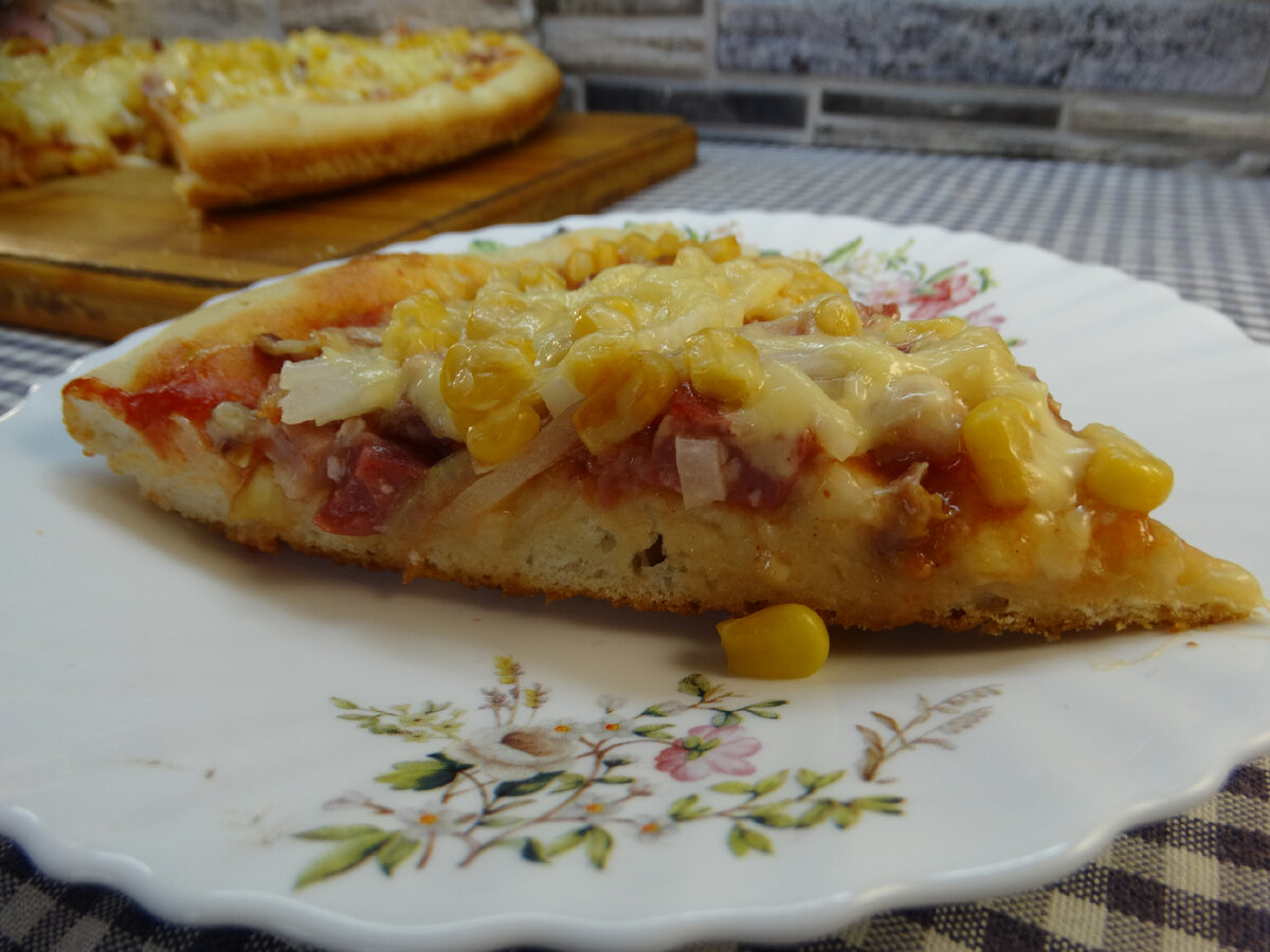 Пицца с копченой курицей, салями и кукурузой