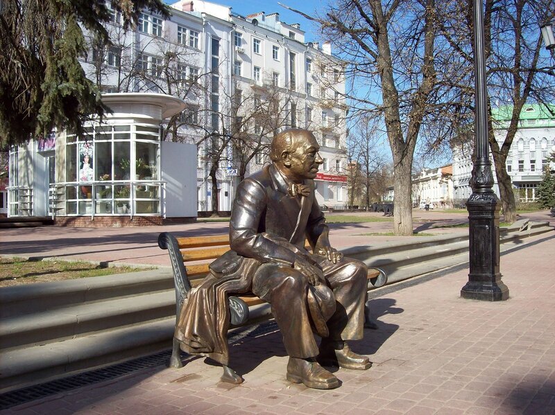 На лавочке" сидит" актер Евгений Евстигнеев.Он родом из Нижнего.