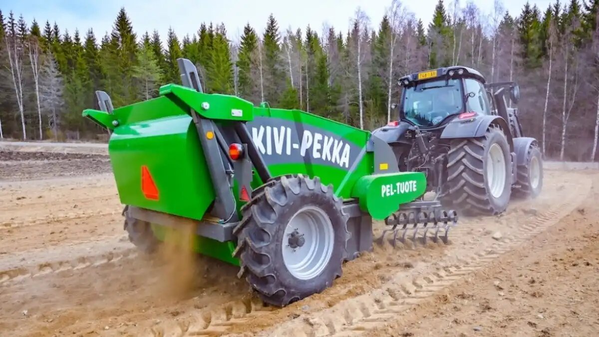 Фото: agroportal24h.cz/Pel Tuote Камнеуборочная машина Kivi-Pekka с ISOBUS в работе