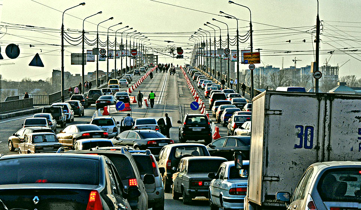 Пробка есть на мосту. Пробки Мызинский мост. Пробка на дороге. Автомобильный транспорт. Московские пробки