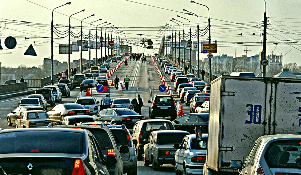 Пробки Мызинский мост. Пробка на дороге. Автомобильный транспорт. Московские пробки.