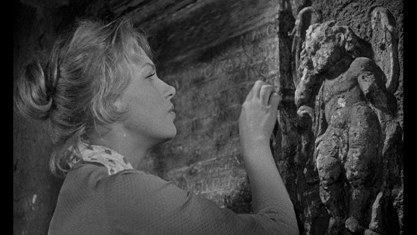 Кристина читает строчки на стене.