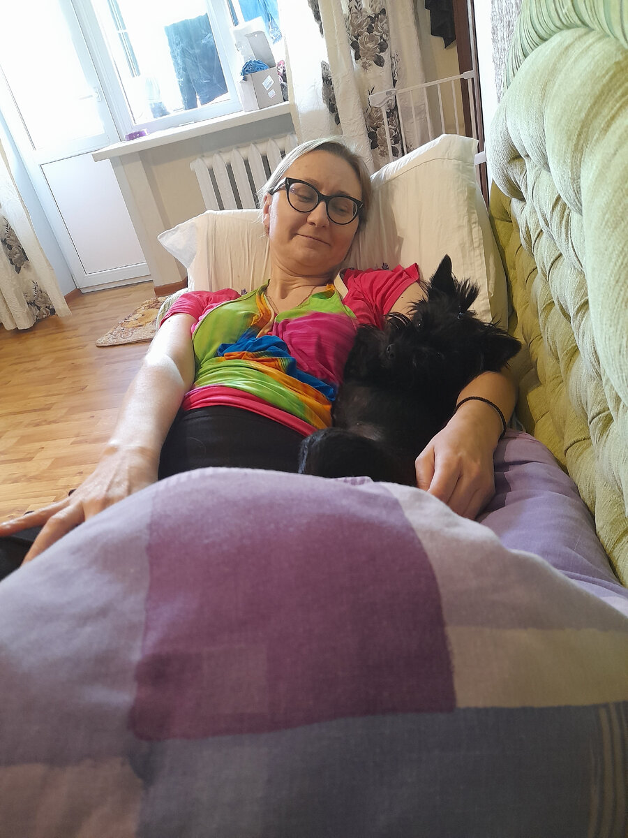 Разрыв икроножной мышцы. Костыли- диван- собака