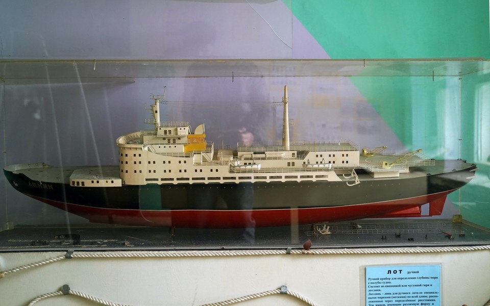     Атомный ледокол «Ленин». Прототип в Азовском и Черном море никогда не был. Но является первым в мире судном с ядерной силовой установкой. Предназначен для обеспечения непрерывной навигации в самых сложных условиях СевМорПути Александр ИВАНОВ