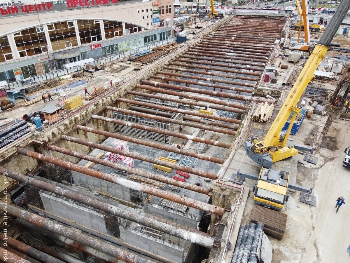 📷 2: 28 августа 2020 года. В платформенной части конструкции станции подросли почти до уровня поверхности.