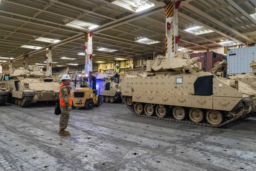 Боевые машины Bradley готовят к отправке на Украину - Фото: Oz Suguitan/Zuma\TASS
