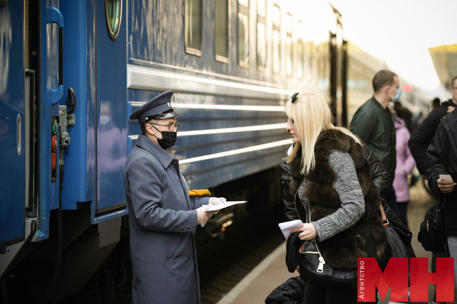 Белорусская железная купить билет. Пассажиры в поезде. Поезд со стороны. Вокзал в Минске Железнодорожный. Игры поезда метро Минск.