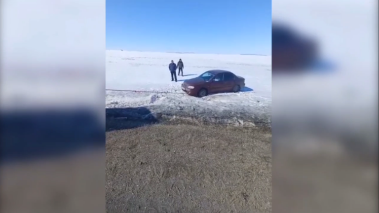    Начальник ГИБДД Домбаровки Азамат Юсупов помог автоледи вытащить авто из кювета Марина Шарт