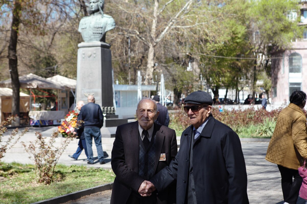 В Ереване отметили 110-летие легендарного летчика, уроженца города Шуши, дважды Героя Советского Союза Нельсона Степаняна. Фоторепортаж