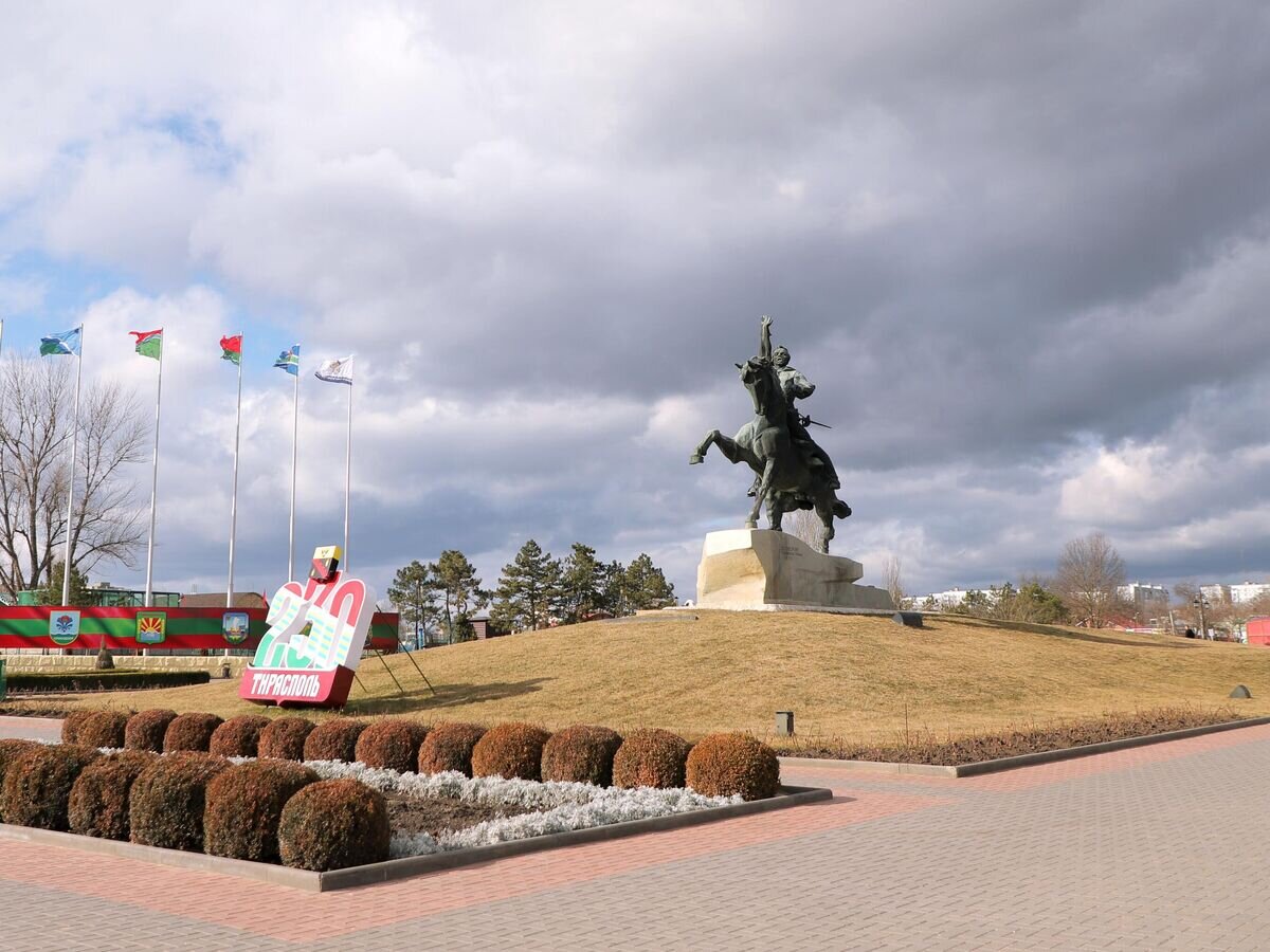   Памятник Александру Суворову у Екатерининского парка в Тирасполе© РИА Новости / Артем Кулекин