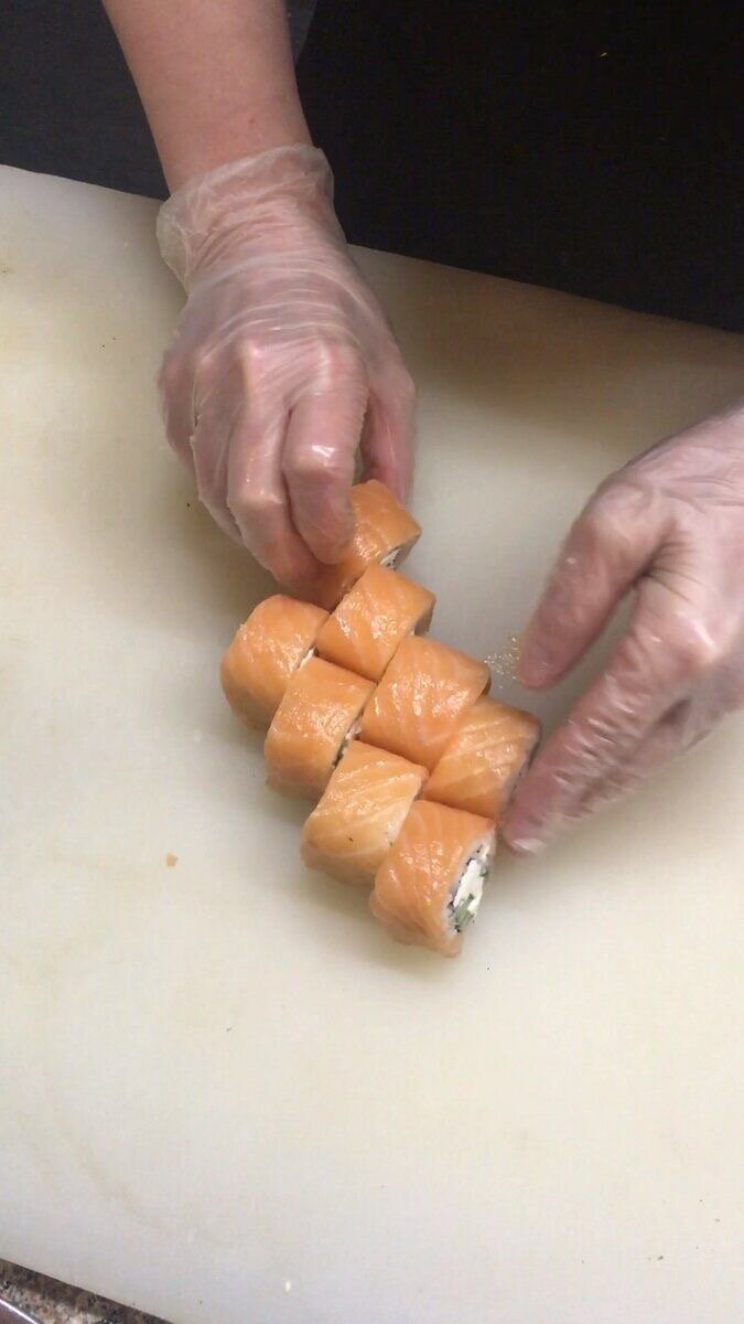 Ловите список заведений, где нашли кишечную палочку в роллах ...