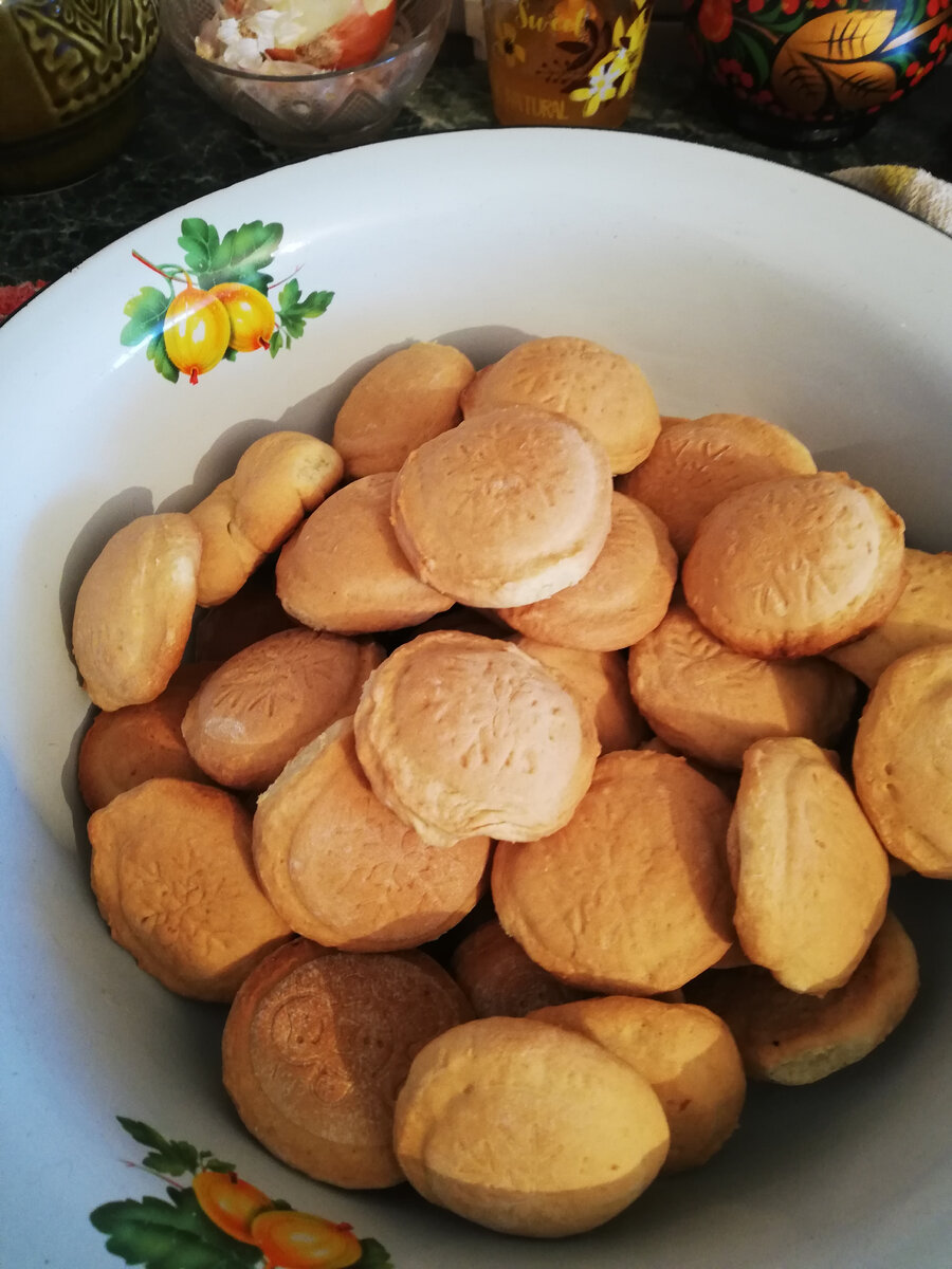 Мне нравится этот рецепт простотой и печенье получается  вкусное хрустящее.