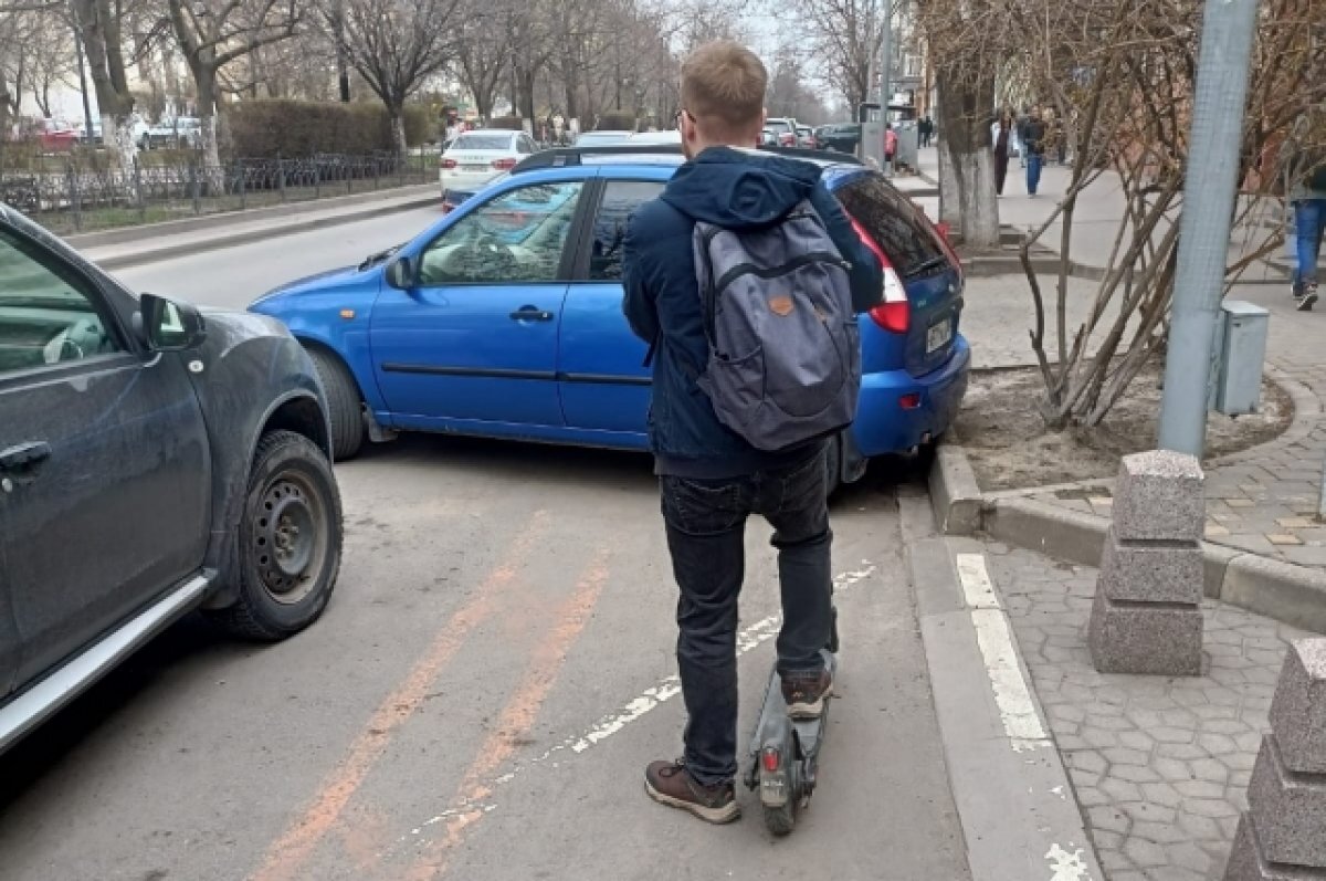    Велодорожка на улице Пушкинской для автомобилистов – лишь ещё одно место для парковки.