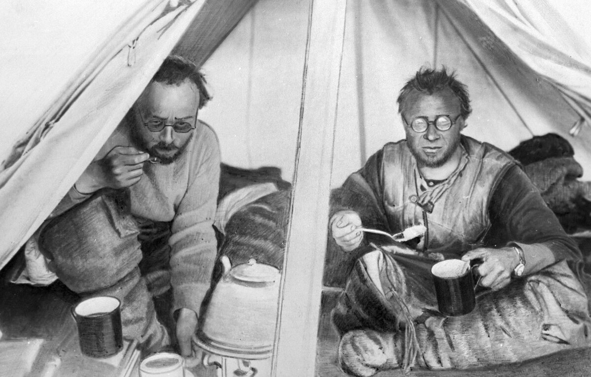 Георгий Ушаков и Николай Урванцев (справа) в палатке во время Североземельской экспедиции.