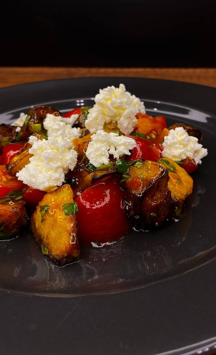 Салат с хрустящими баклажанами.