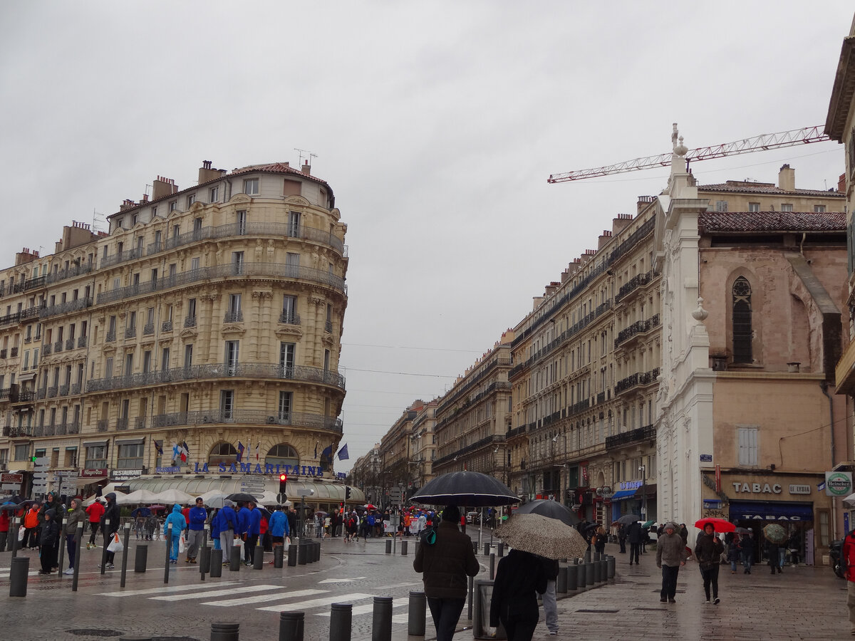Дождь и серость в Марселе