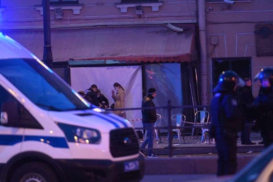     Уголовное дело возбудили после взрыва в кафе Санкт-Петербурга на творческой встрече Владлена Татарского. Юлия ПЫХАЛОВА