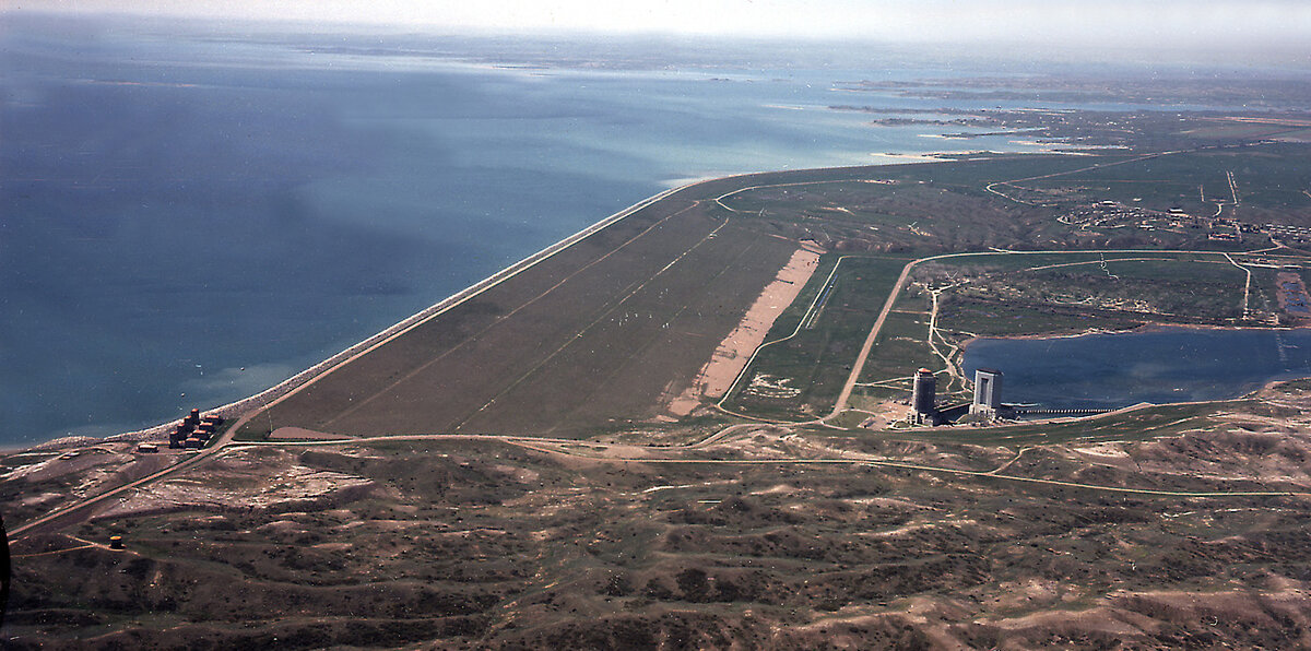 Плотина Форт-Пек. Источник https://upload.wikimedia.org/wikipedia/commons/4/48/Fort_Peck_Dam_%28Fort_Peck_Montana%29_1986_01.jpg